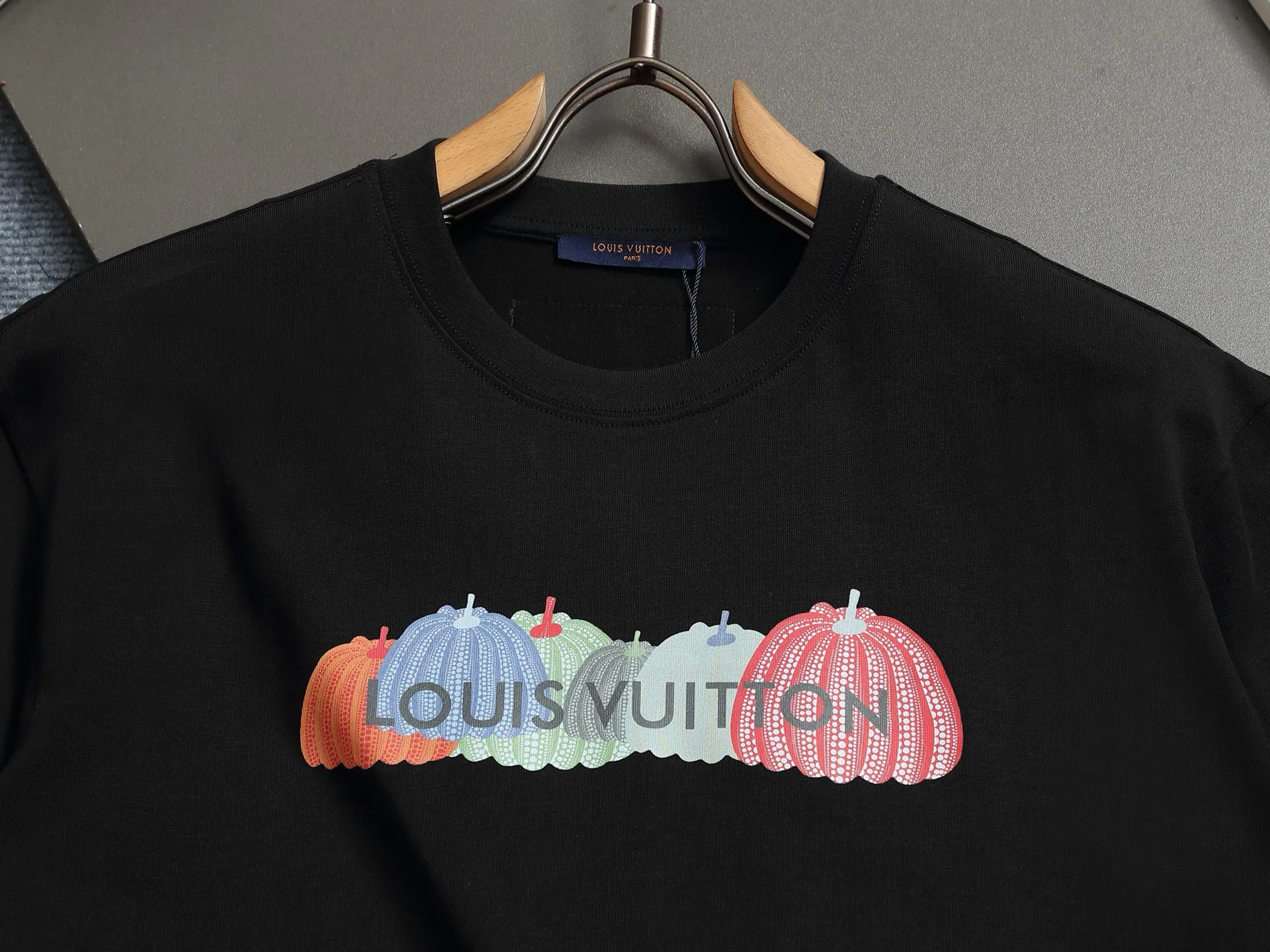 🅿️170 LV 25ss spring and summer printed short T series -1v Yayoi Kusama series pumpkin 🎃 pattern round neck short-sleeved T-shirt. Made of 32-count double yarn pure cotton 240g, washed at high temperature, will not shrink or fade. Comfortable to the touch, super texture❤️ Back-stitched cuff design, yellow back-mark embellishment, and a full set of accessories. A must-have for trendy men and trendy women, the classic drop-shoulder slightly wide version is available exclusively from stock!         ⚠️Only make high quality products, reject junk goods!  -Color: White Black -Size: XS S M L -Crowd: Unisex